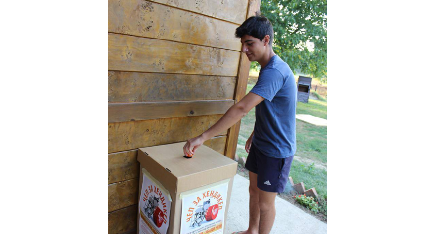 I volonteri prikupljaju Čep za hendikep